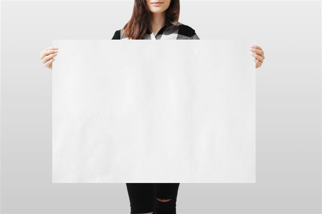 美女手举A1纸海报样机模板
