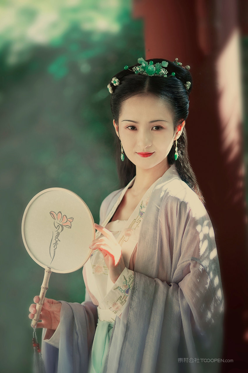 甜美笑容凉亭下摄影古风美女图片素材