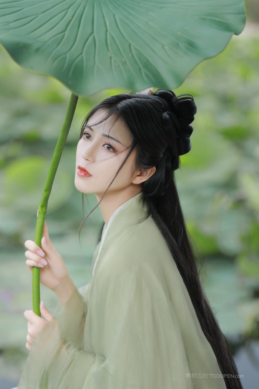荷花汉服古典美女大学生写真艺术照