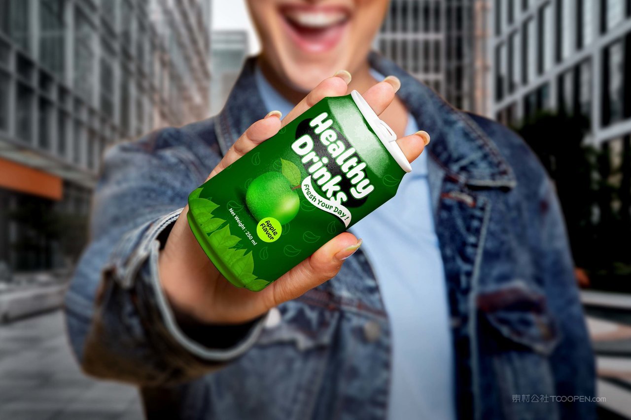 手拿汽水罐场景样机