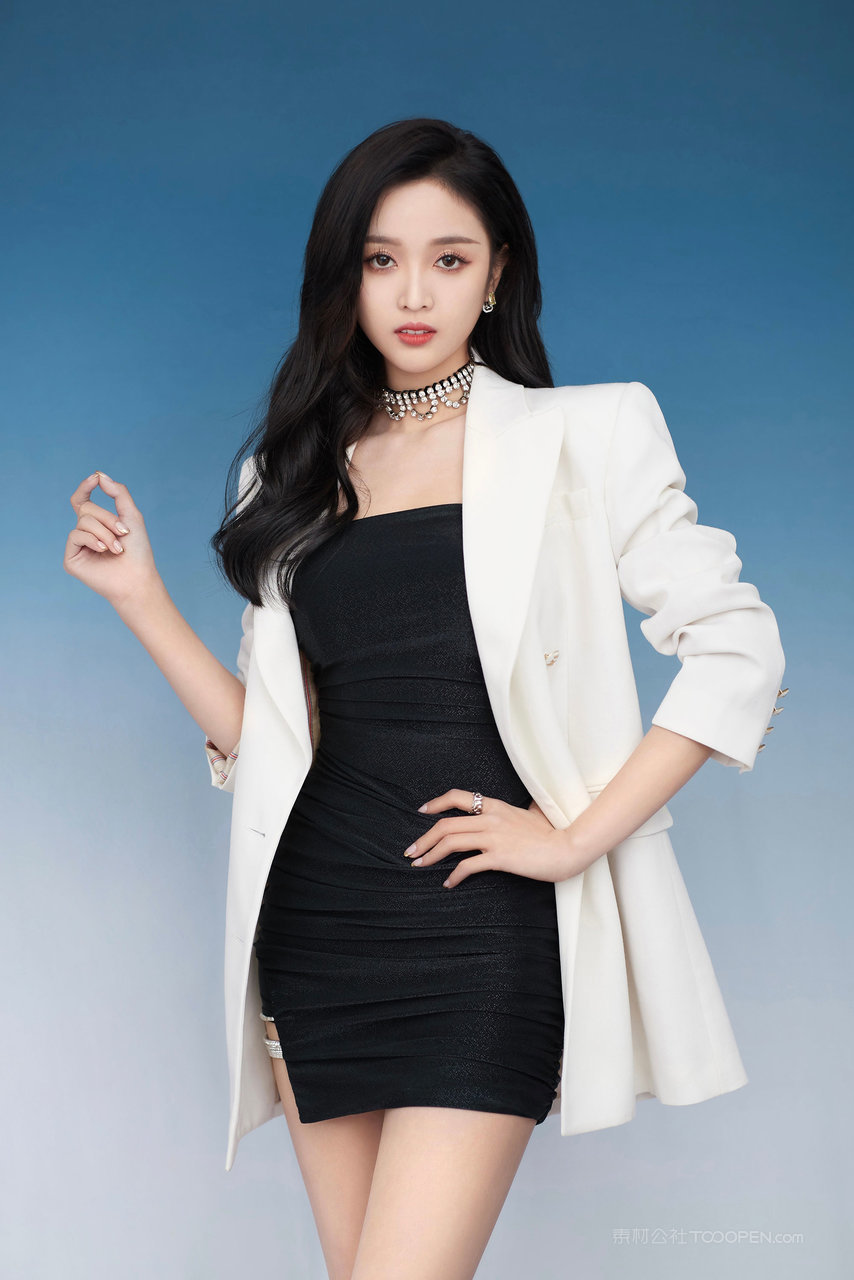 中国高清女明星吴宣仪穿黑色超短裙气质美女写真图片