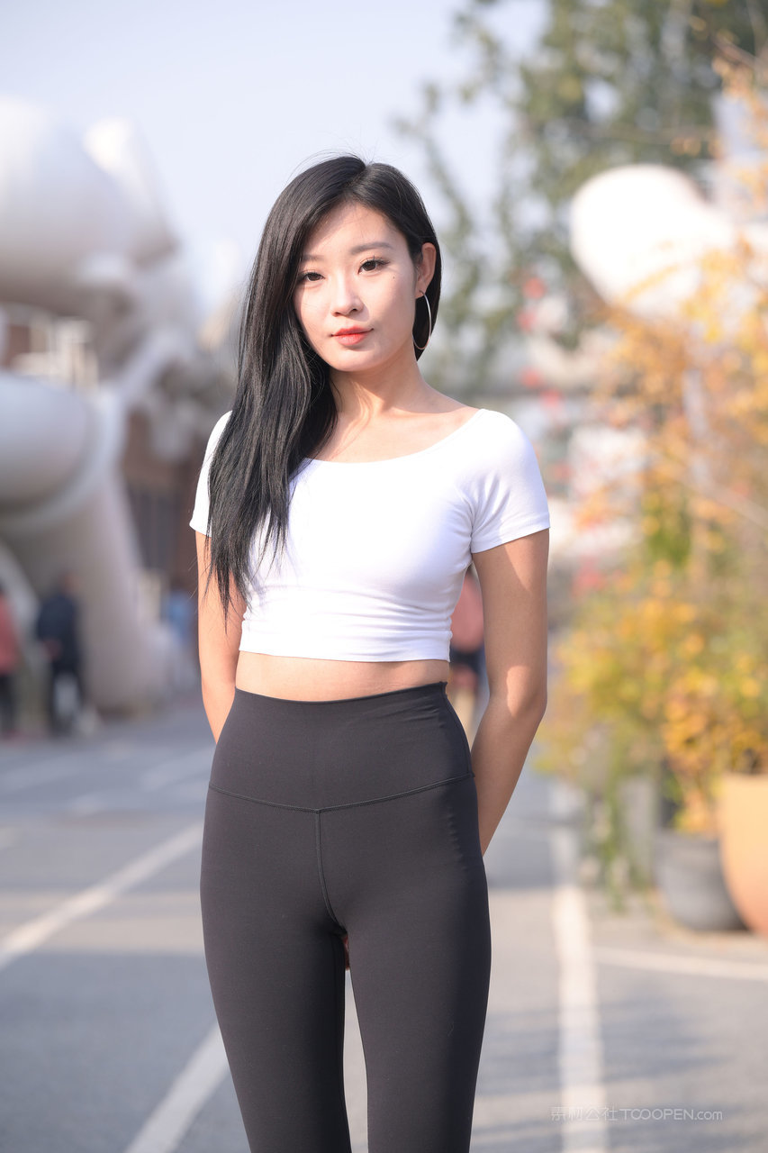 黑色瑜伽裤美女街拍
