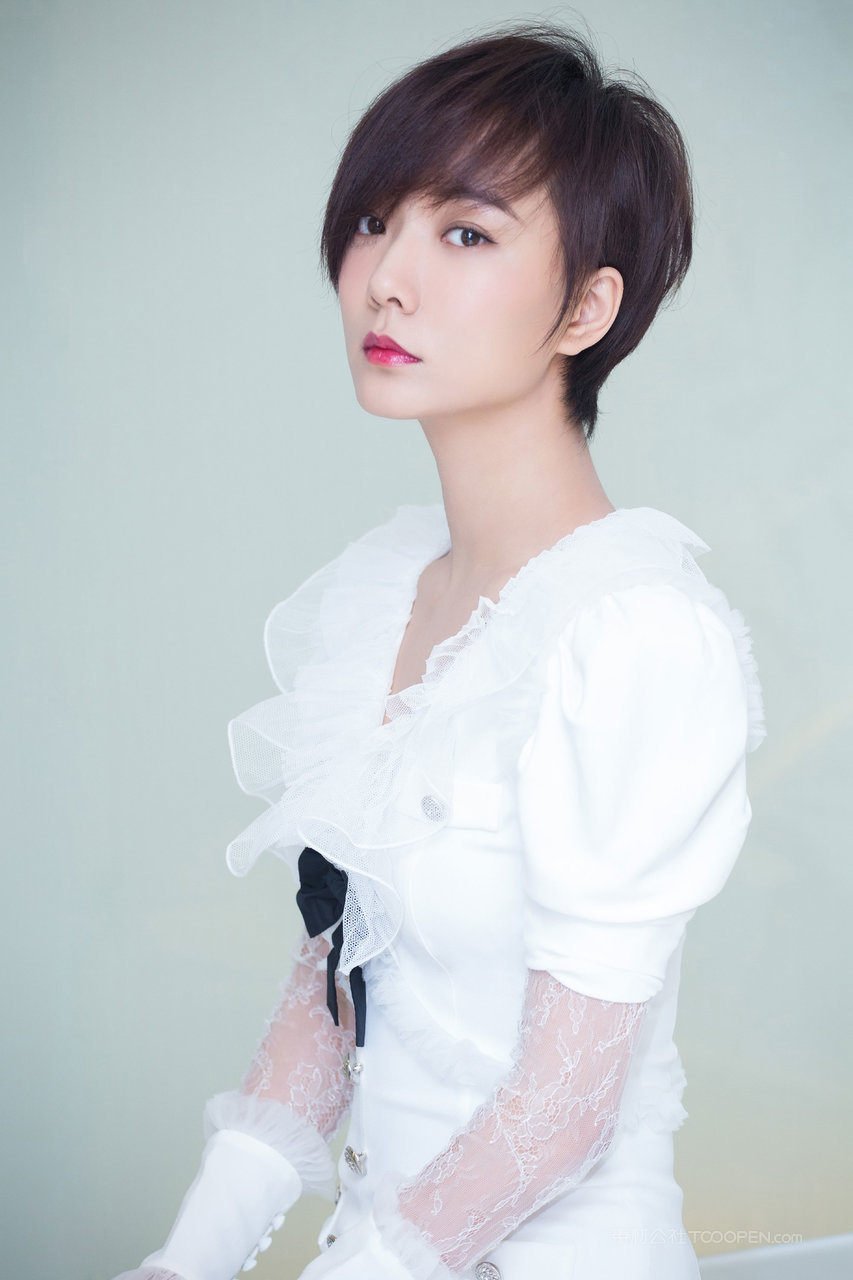 清爽短发女明星王珞丹时尚写真图片