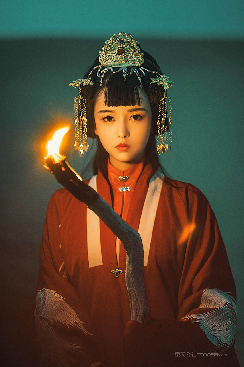 夜晚举起火把的古风美女写真壁纸下载