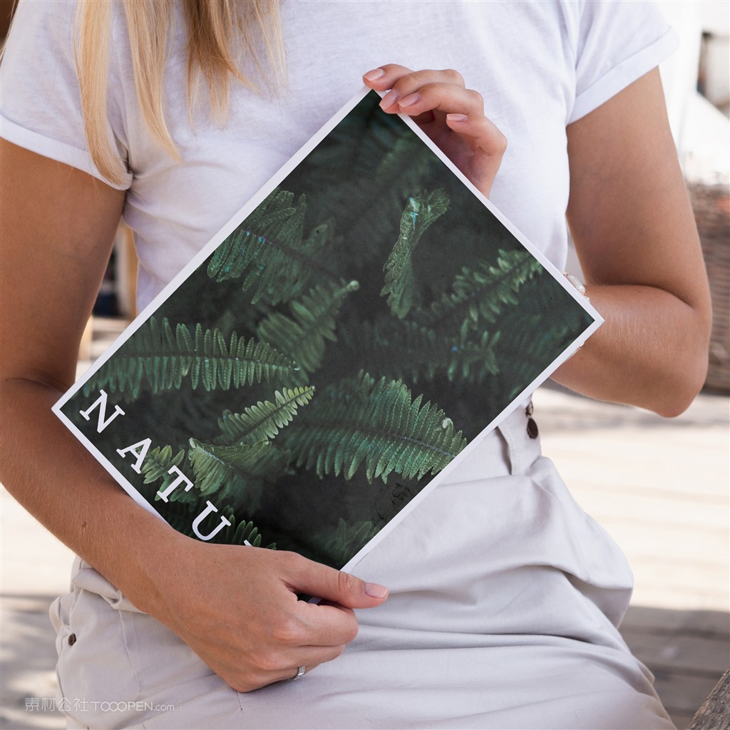 正在被女人展示的自然杂志样机