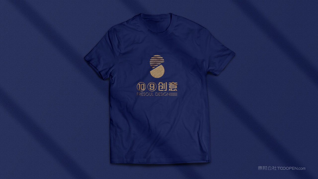 蓝色背景体恤上烫金logo样机