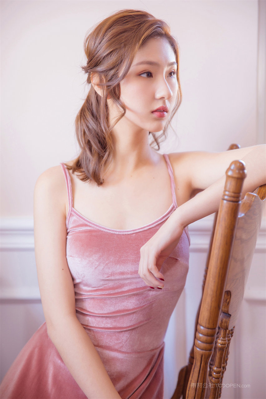 秀人网粉嫩美女主播私密生活照图片