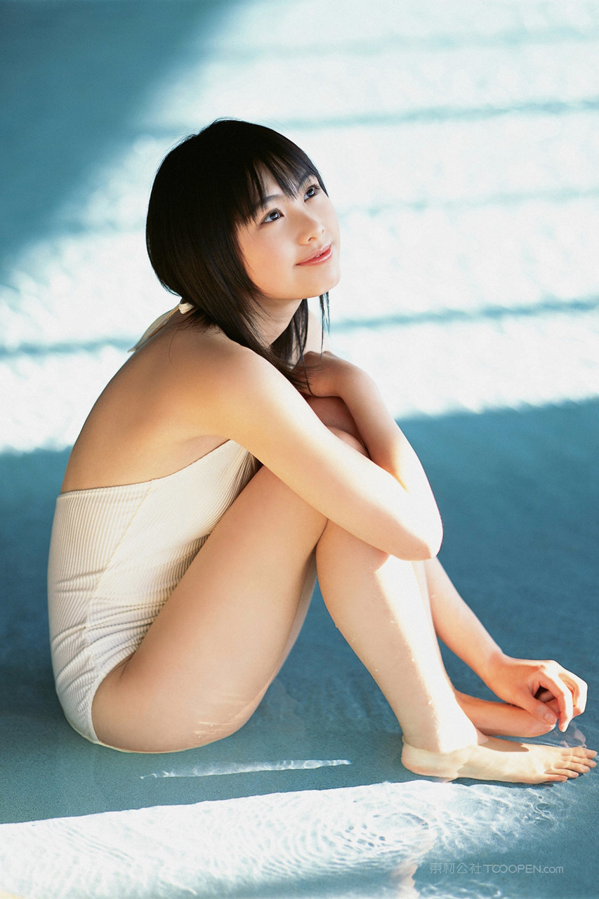 日本清纯少女泳装私拍写真套图欣赏