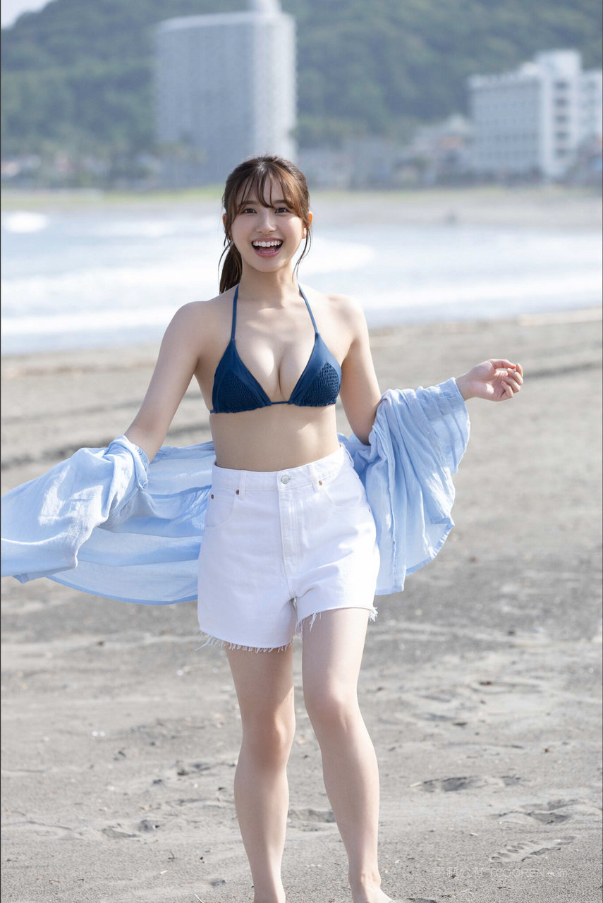 比基尼美女沙滩散步图片