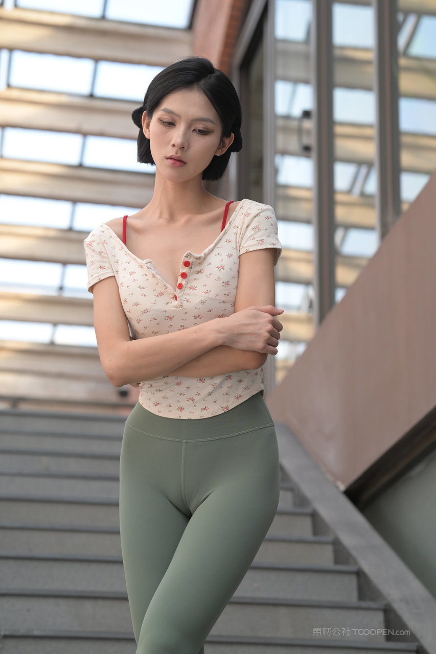 女生瑜伽裤鲍沟图片