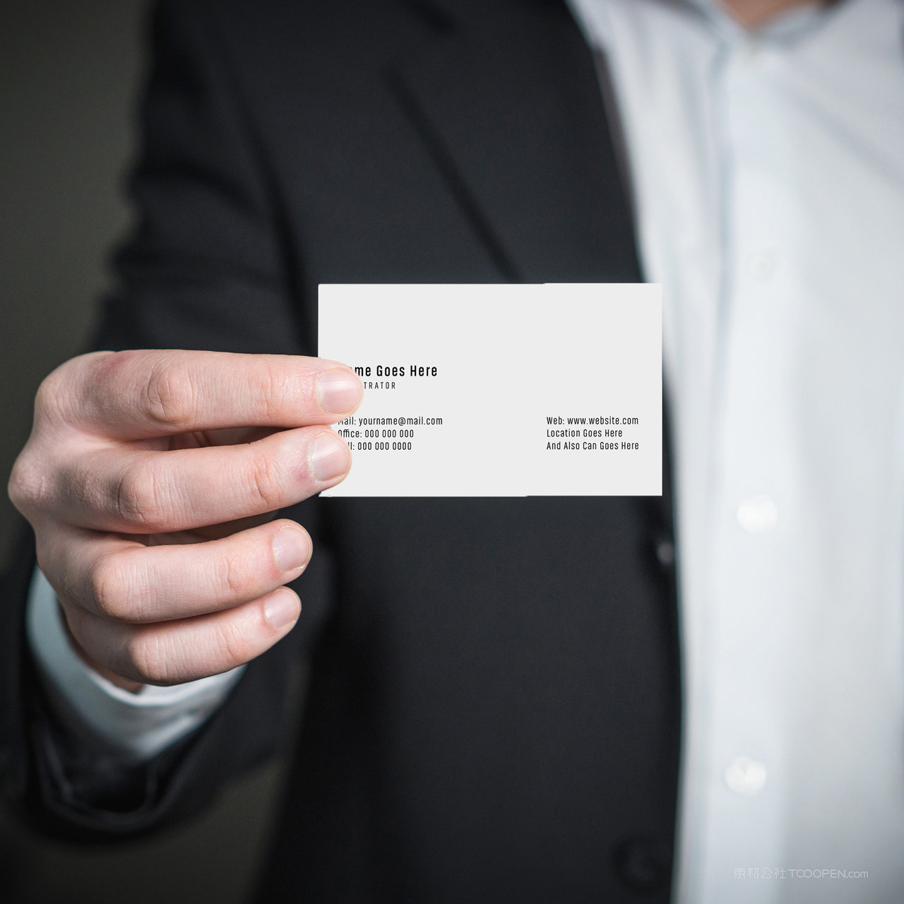 房地产vi手拿名片贴图样机