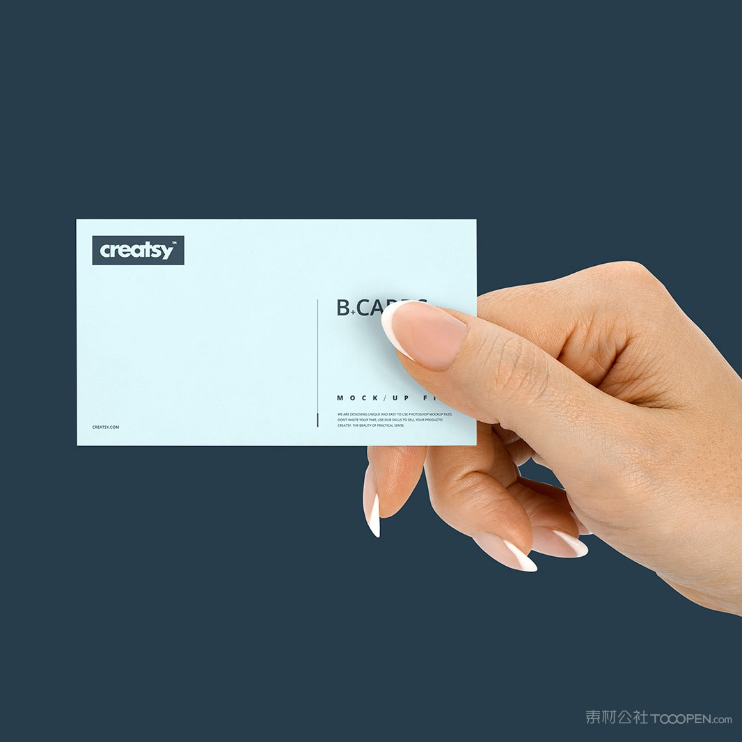 女人手拿名片贴图样机