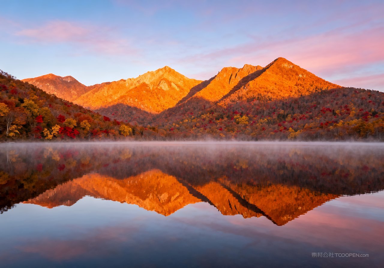 天空意境青山山峰唯美山水湖泊秋季