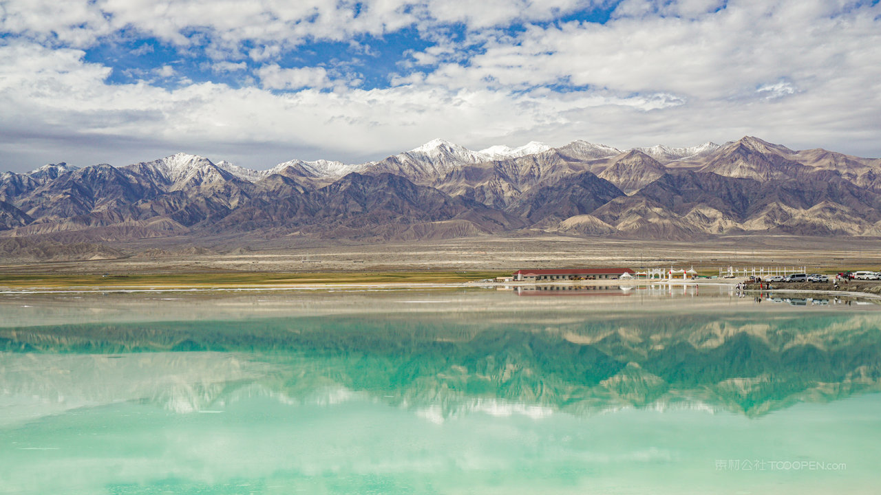 青海青藏线上大柴旦的湖泊风光