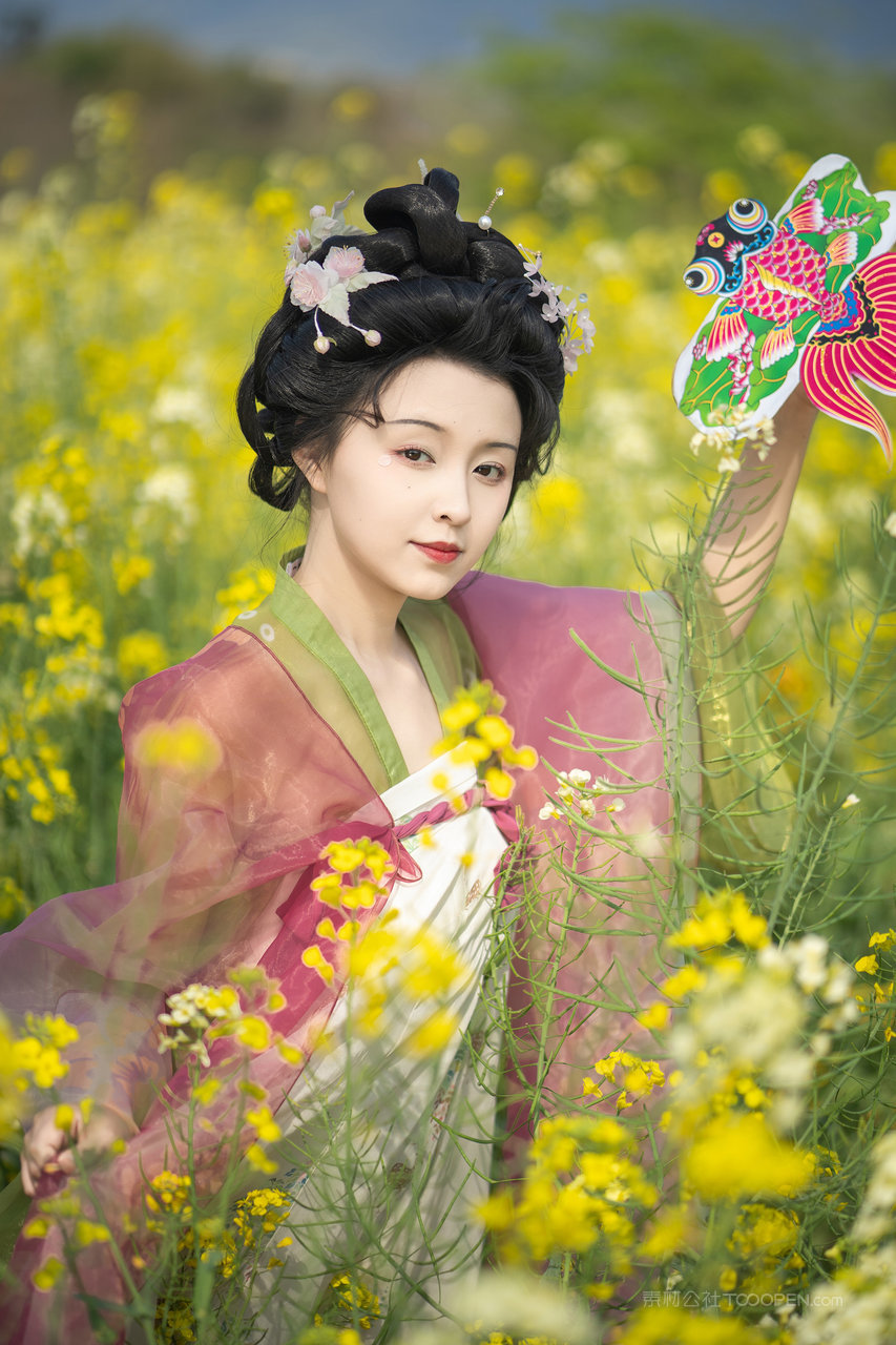 花园里放风筝的东风古典美人个人艺术照