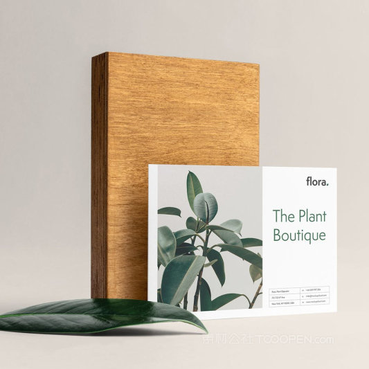 靠在木头上的名片卡片贴图样机