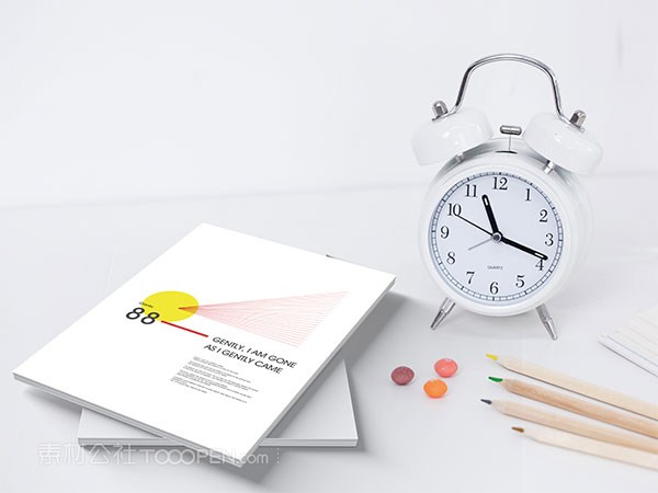 彩色铅笔闹钟A4册子样机模板
