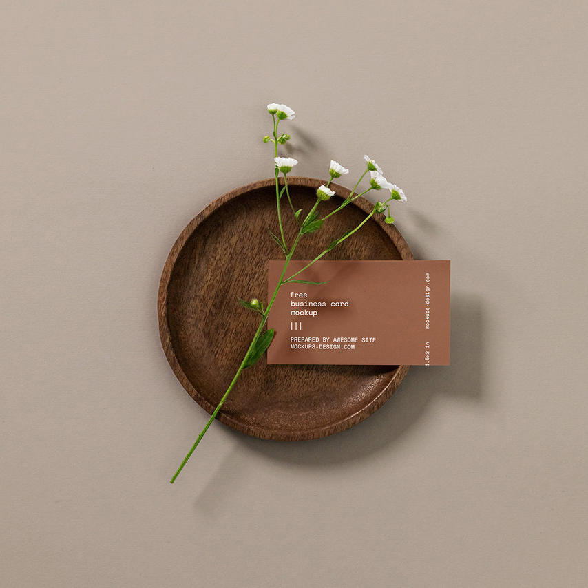 简约唯美的名片样机木制餐盘上的名片