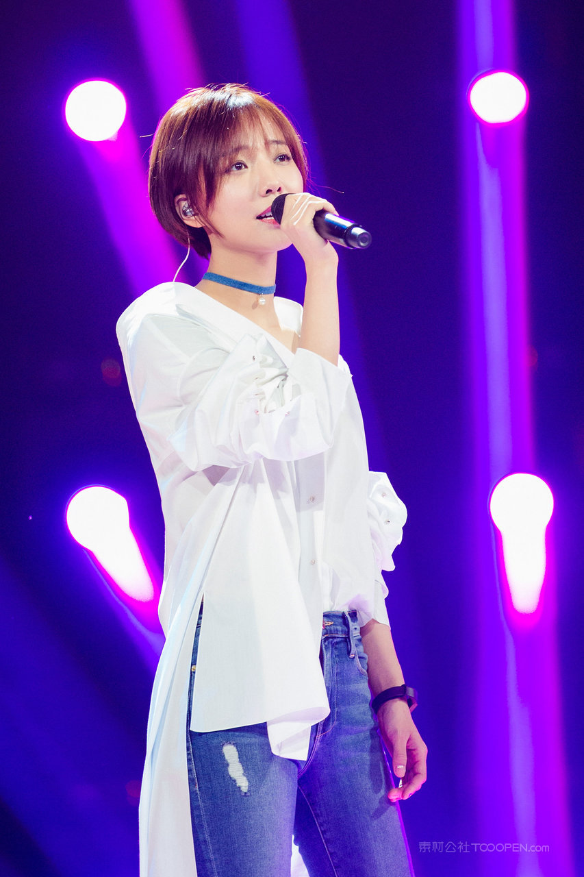 舞台上唱歌的女明星王珞丹图片