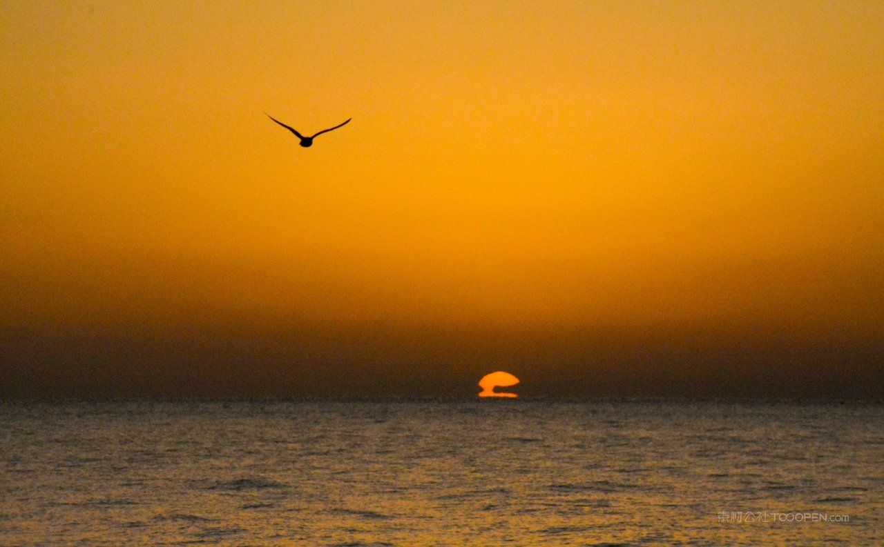 青海湖日出风景画