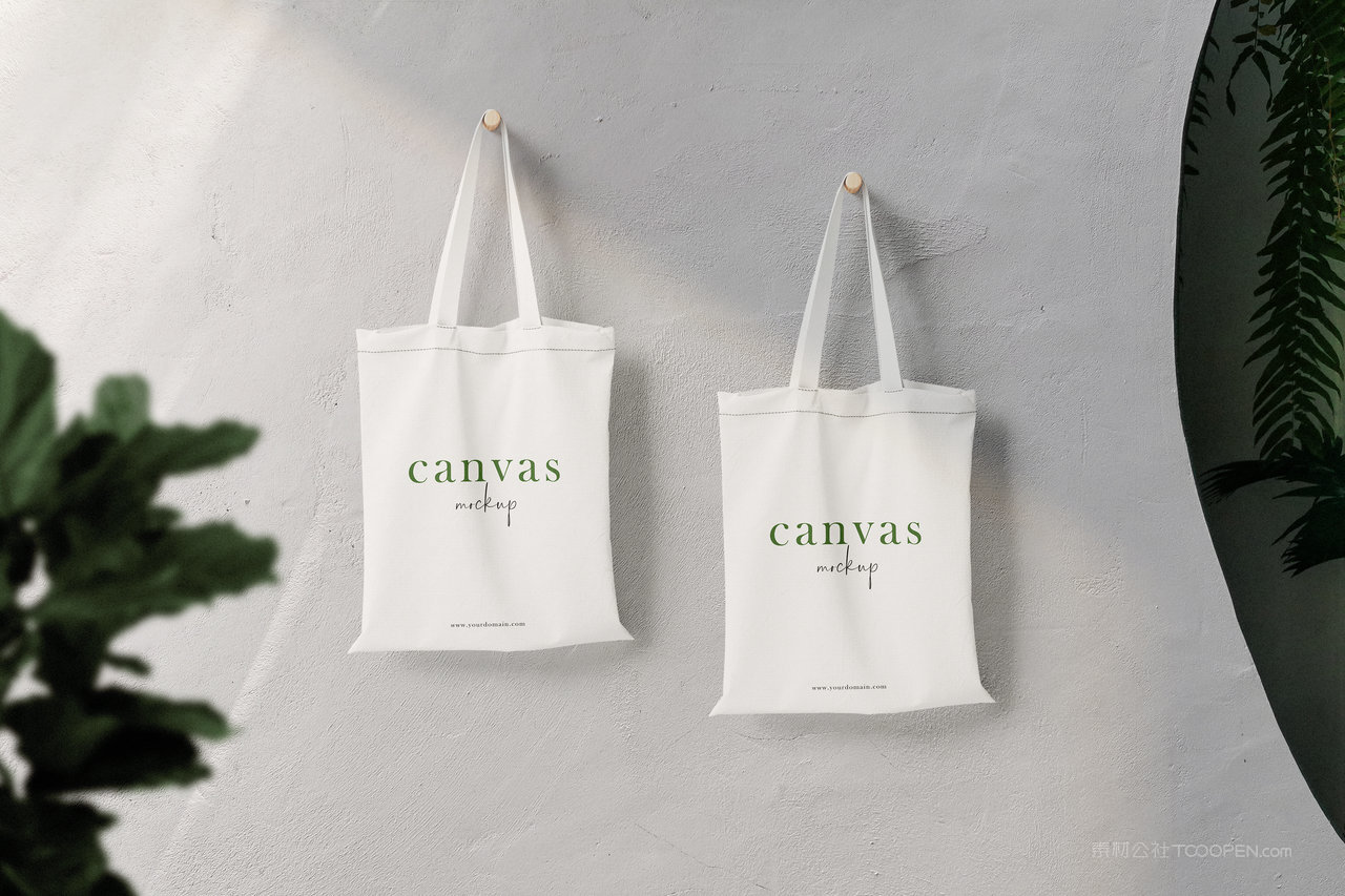 白色背景墙上的白色环保袋帆布袋样机