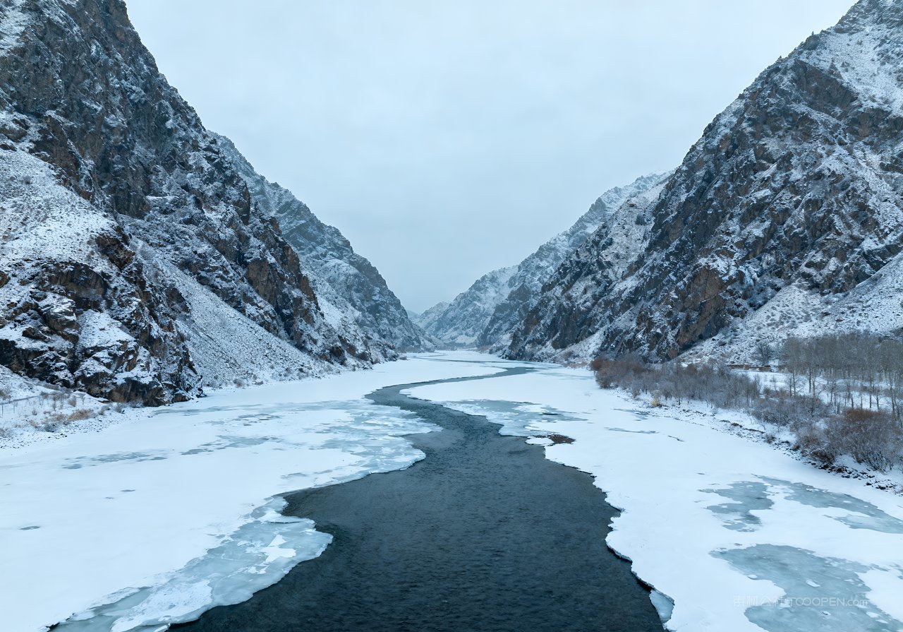 风景山峰冬季山水雪景冬天河流唯美