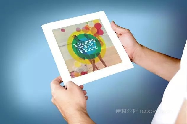 手拿品牌宣传册样机