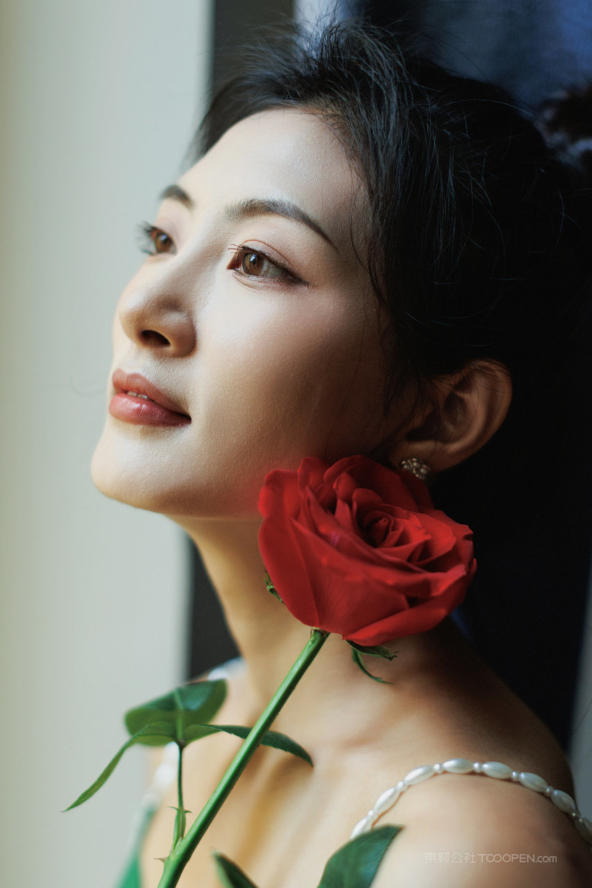 拿着玫瑰花的清纯女生头像唯美女生图片