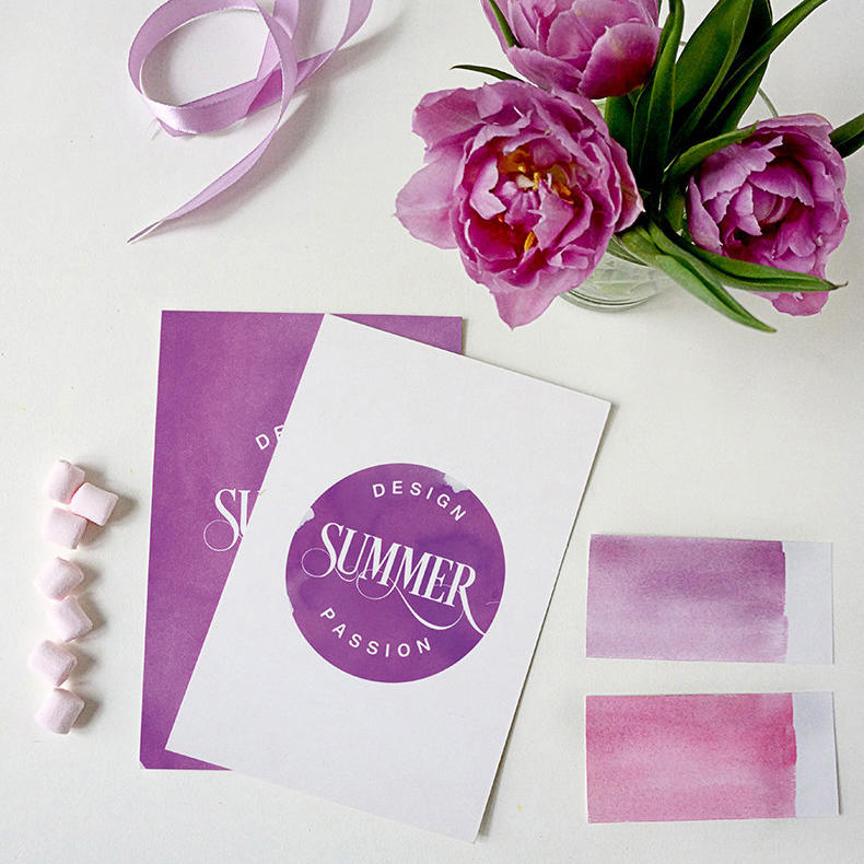 紫色花朵食品标签贴vi样机展示