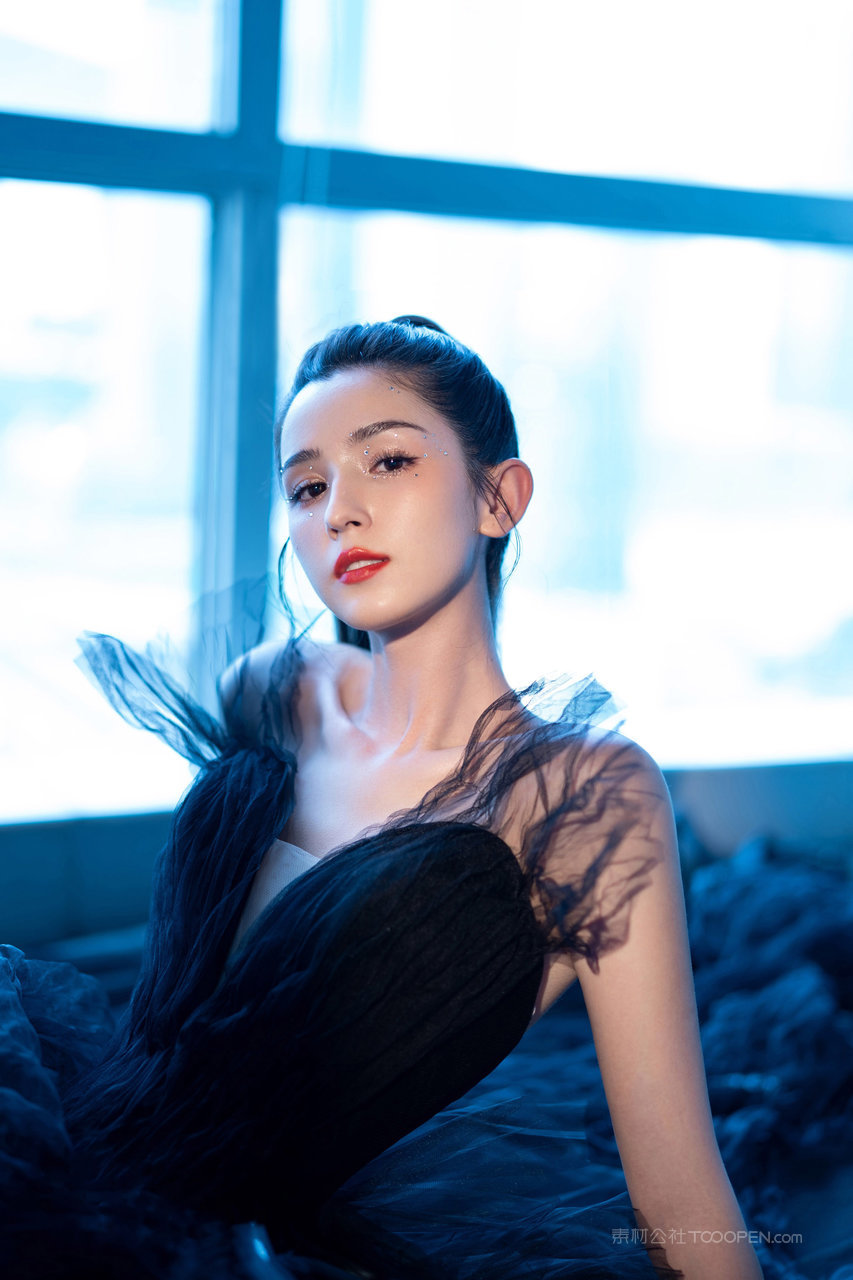 中国气质女演员哈尼克孜高清图片