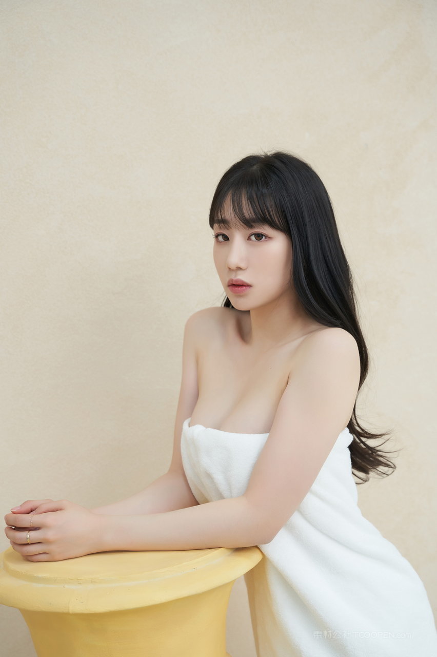 裹着浴巾的美女图片