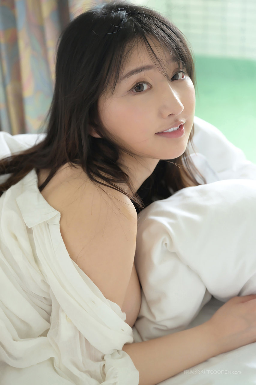 亚洲无码白嫩香肩美女性感床照图片