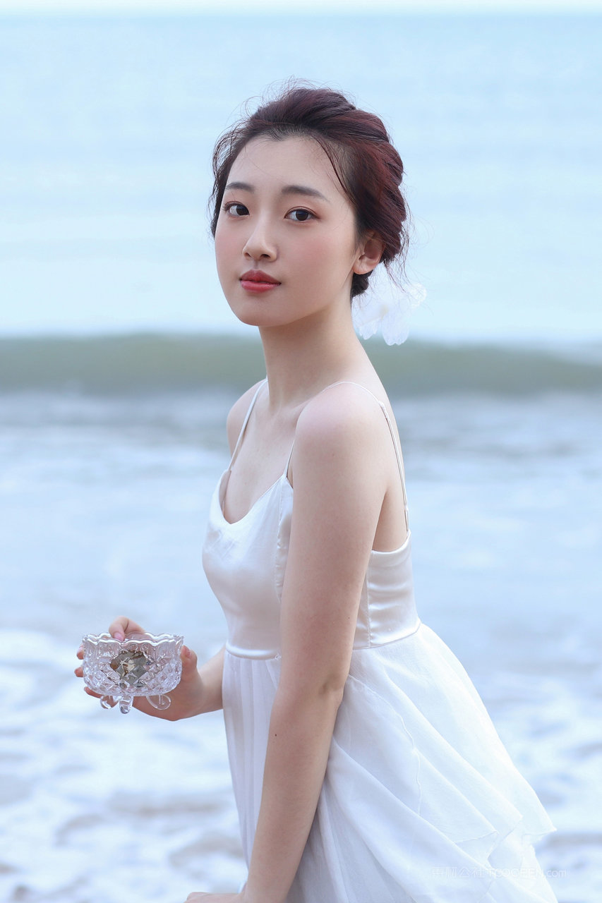 穿性感吊带连衣裙的清纯美女头像高清素材图片