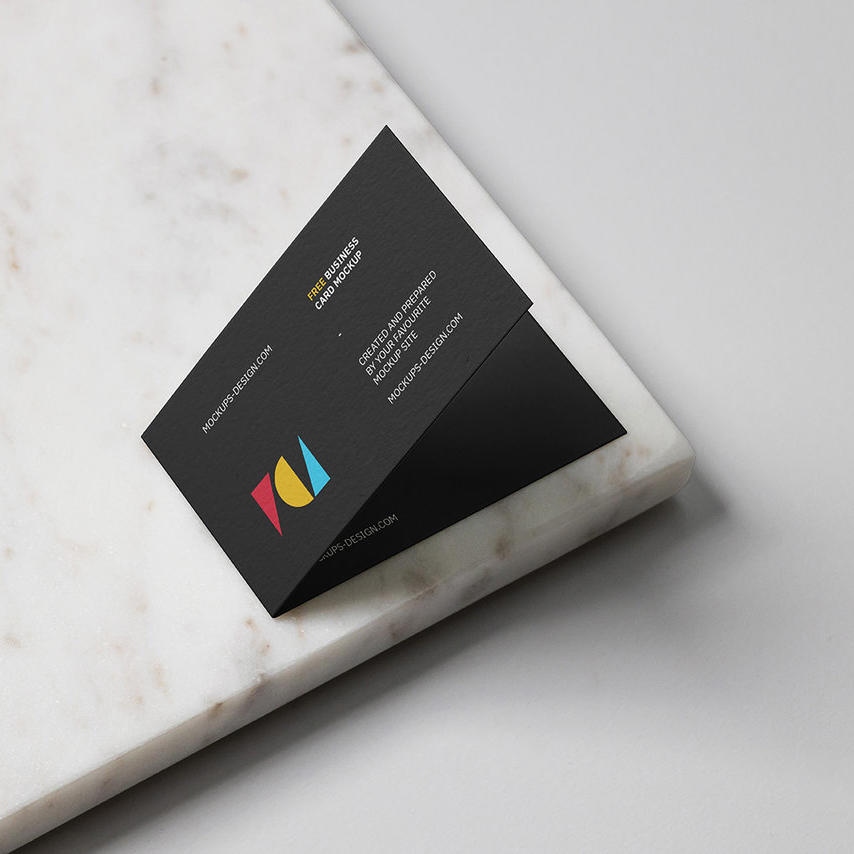 白色大理石上的黑色折叠名片贴图样机