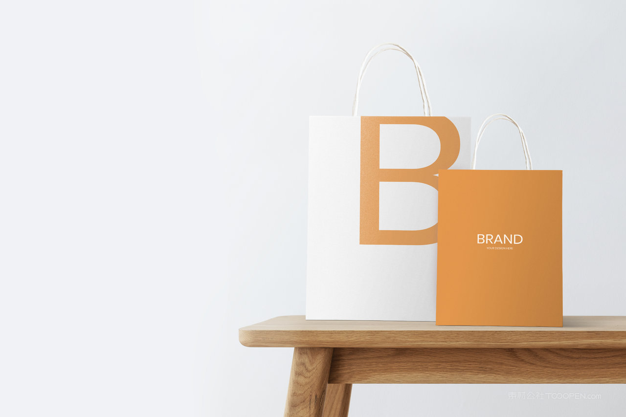 木桌上的手提袋样机购物袋样机