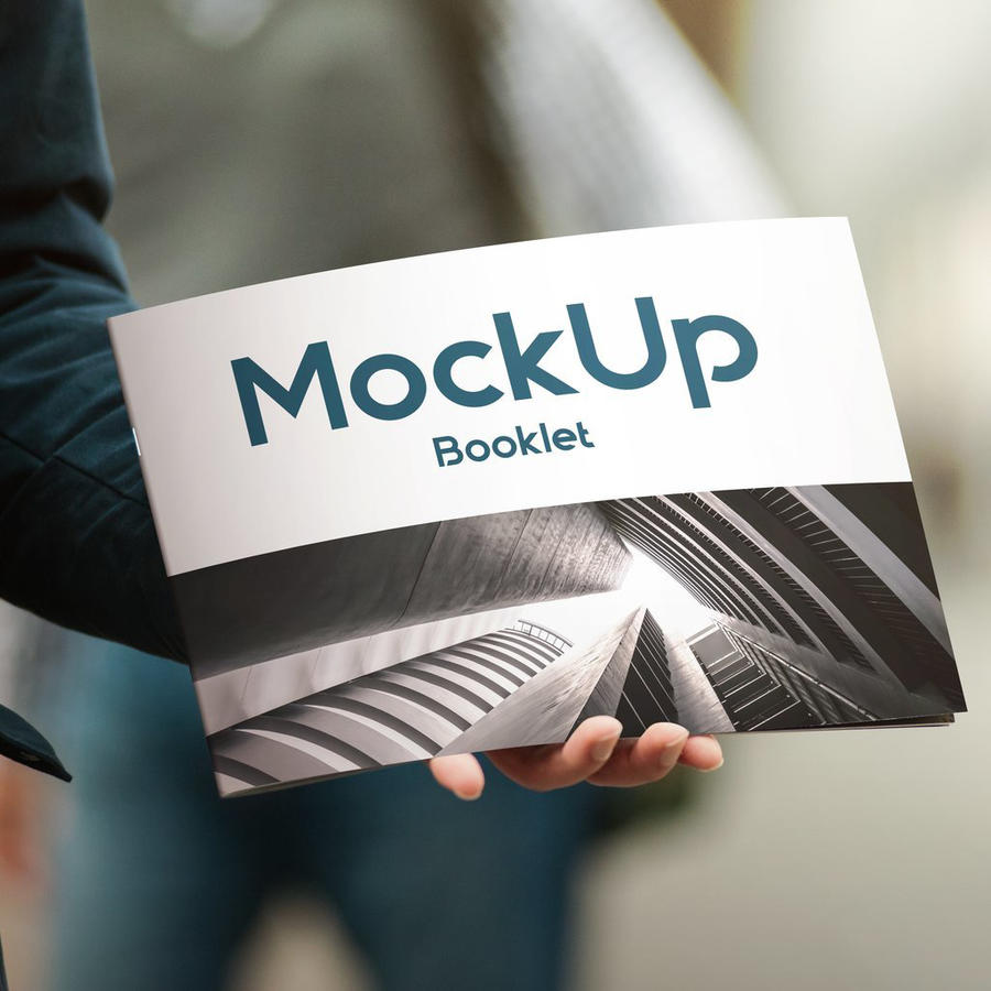 手拿方形折页样机 (7)