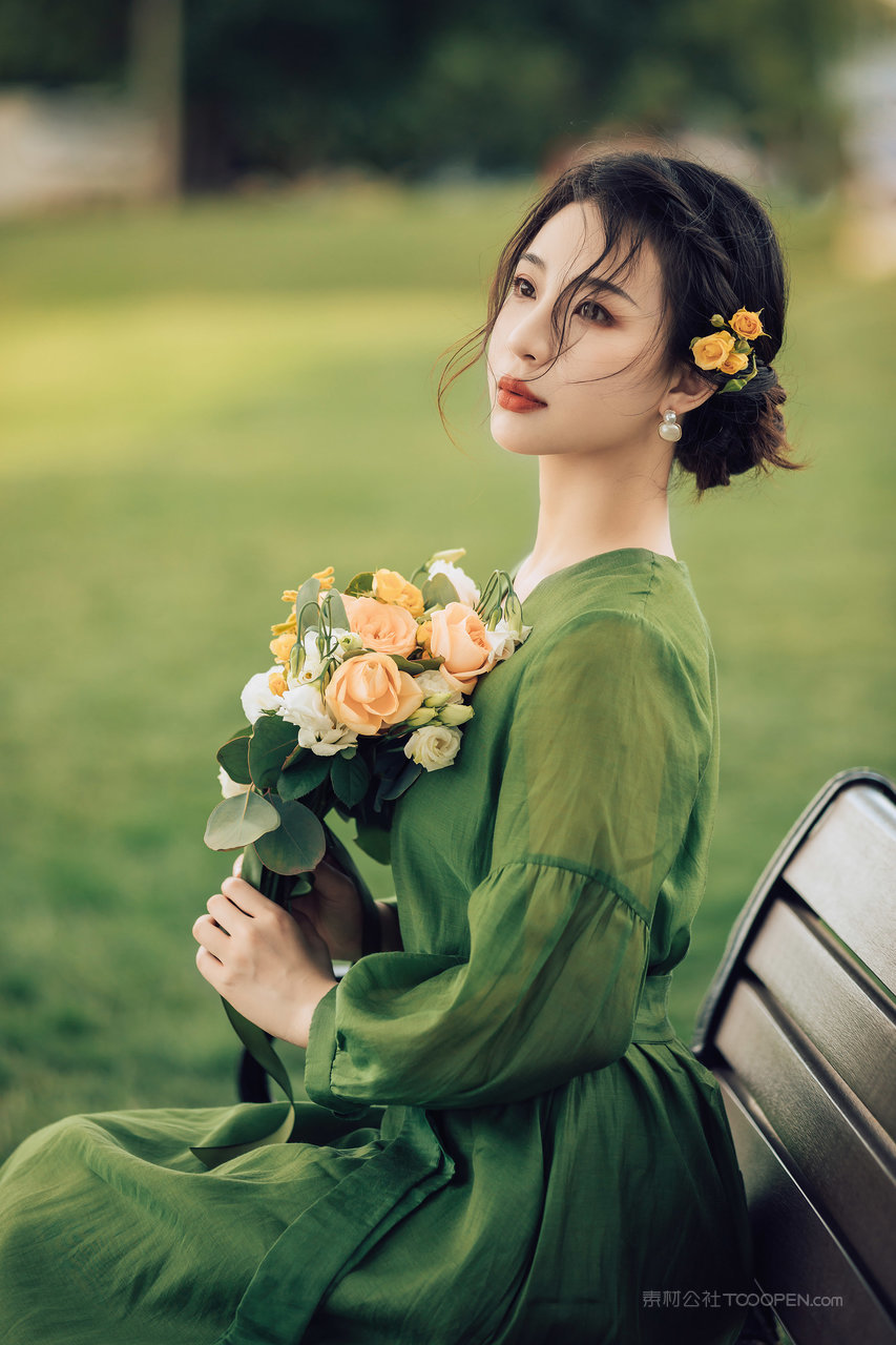 4K超高清捧花的清纯美女头像摄影图片