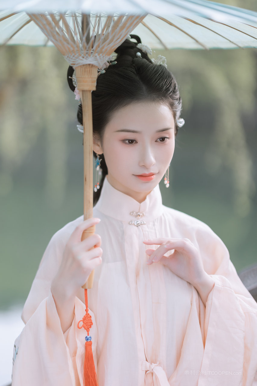 皮肤白皙的古装美女头像美女艺术照