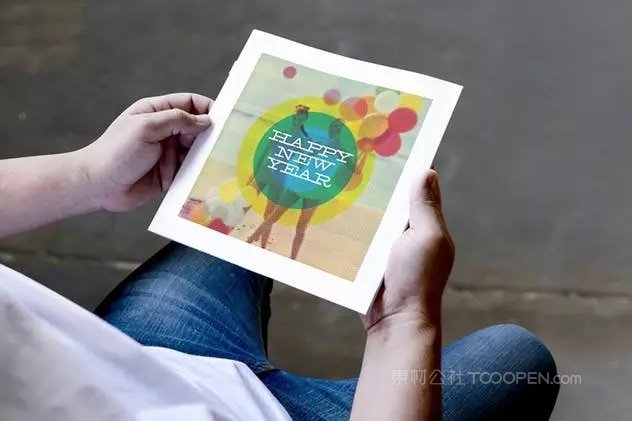 手拿宣传册样机