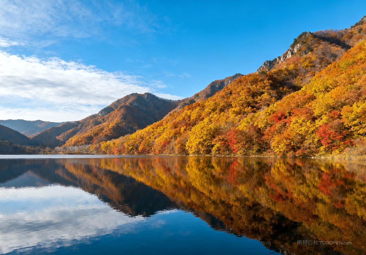 秋天山水唯美山峰青山天空湖泊意境