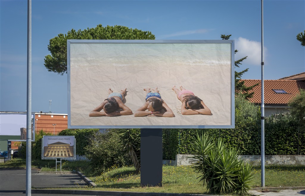 户外小区海报样机模版