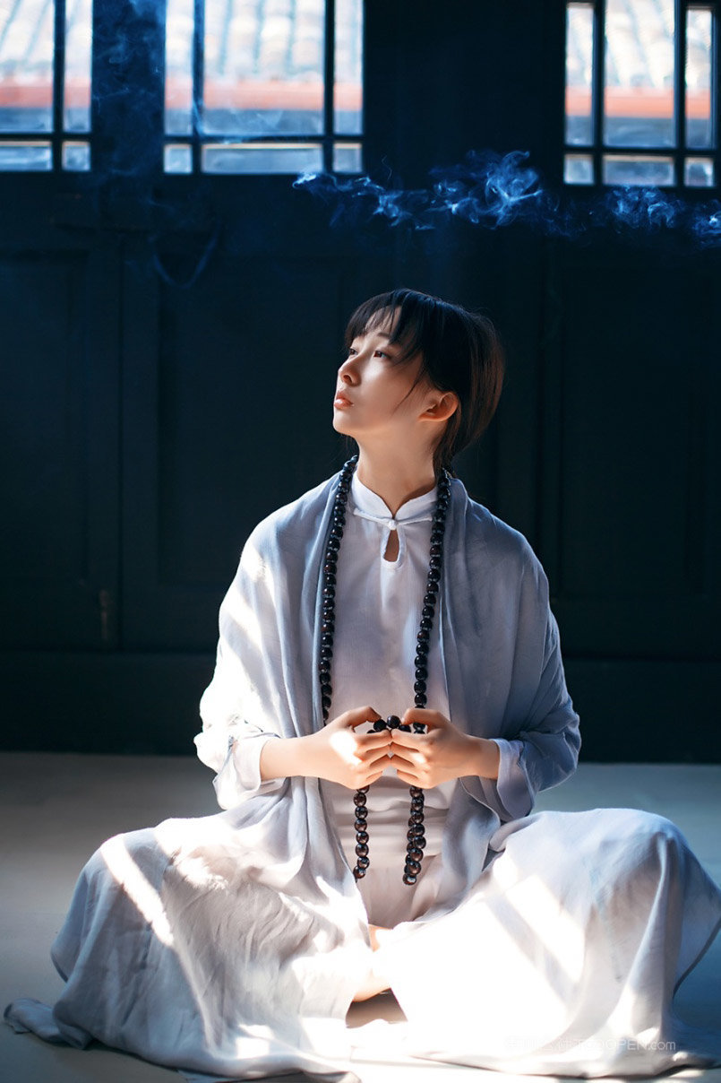 吃斋念佛古风美女图片