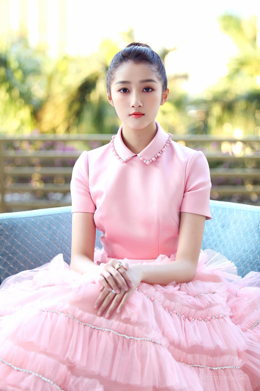 面容姣好的内地清纯美女明星关晓彤写真图片