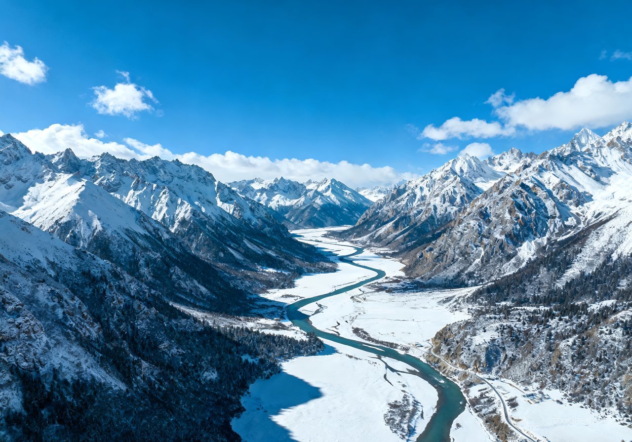 山峰冬天自然河流雪景山水唯美风景冬季