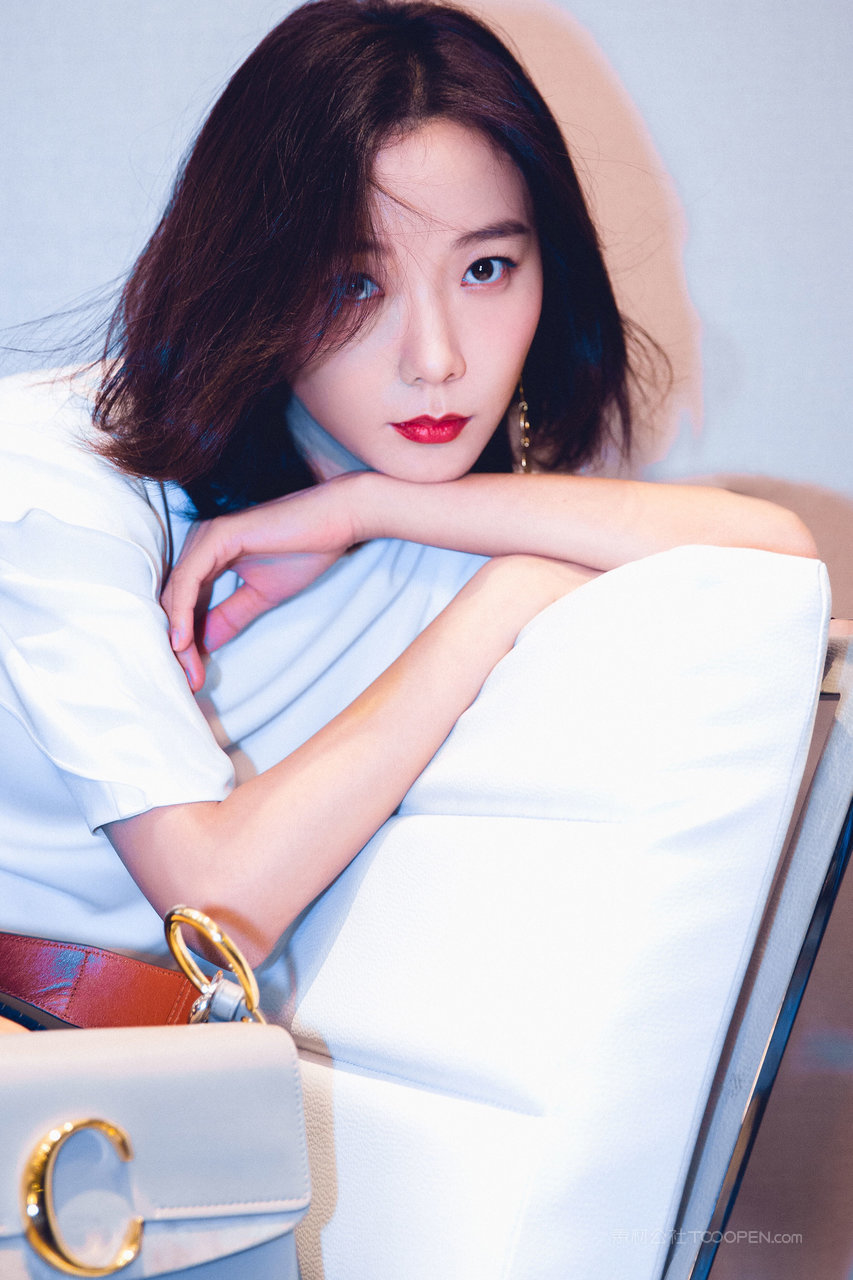 潮流时尚的女明星王珞丹居家生活照图片