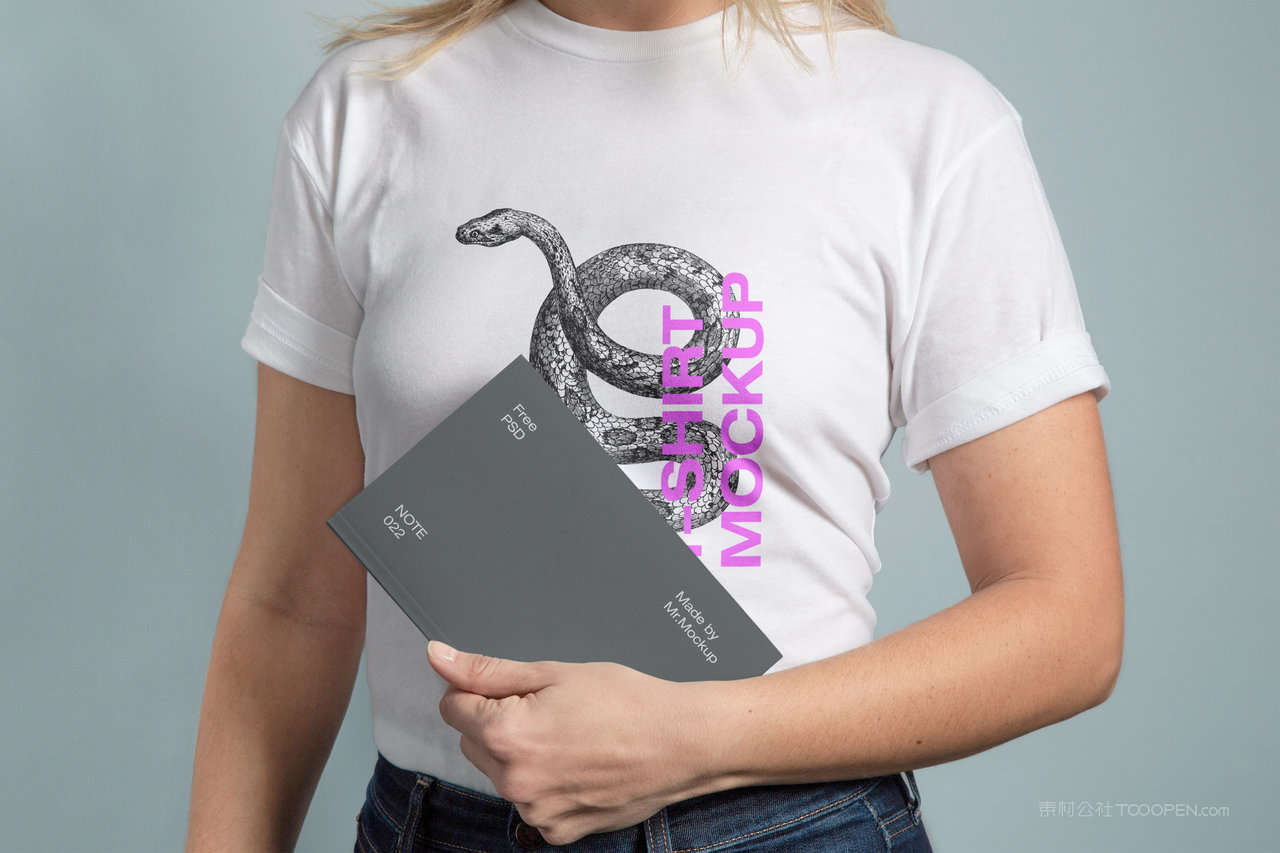 手拿书籍画册杂志封面样机T恤样机