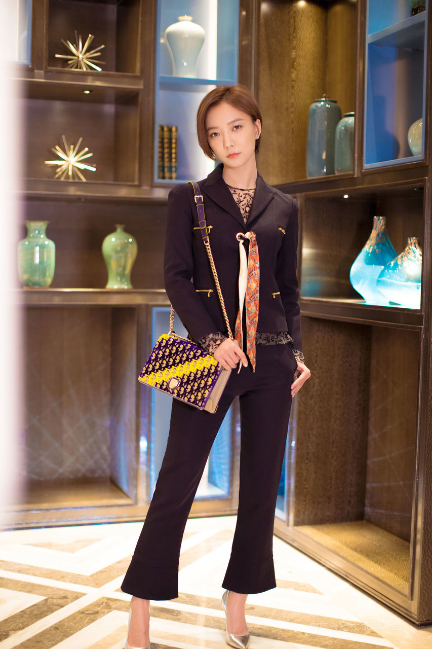 时尚性感美女王珞丹高清手机壁纸图片