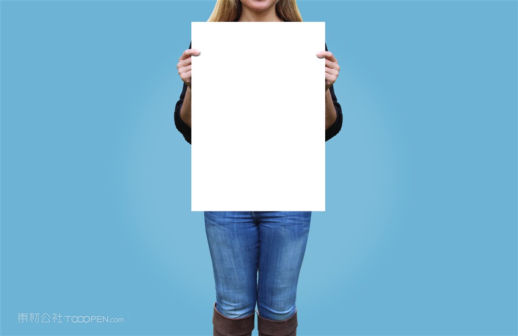 美女举海报样机模板