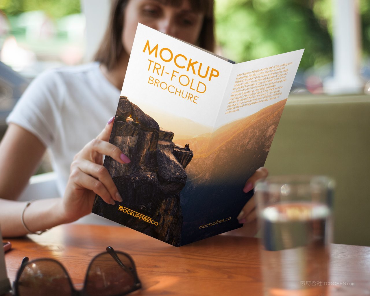 手拿方形折页样机 (8)