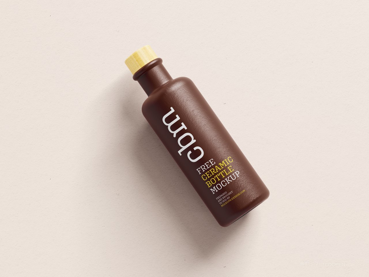 深棕色瓶子包装贴图样机 (2)